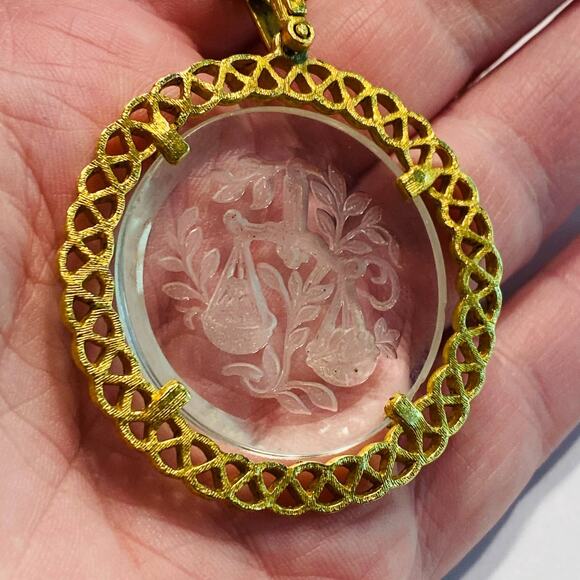 Crown Trifari goldtone chain necklace & etched clear white glass pendant jewelry - Picture 6 of 6